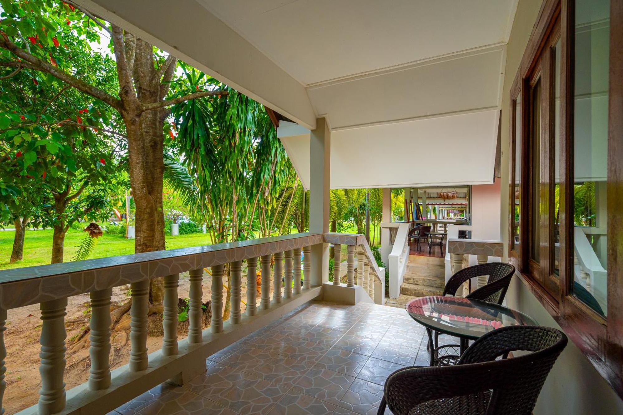Lanta Beachfront Resort Ko Lanta Kültér fotó