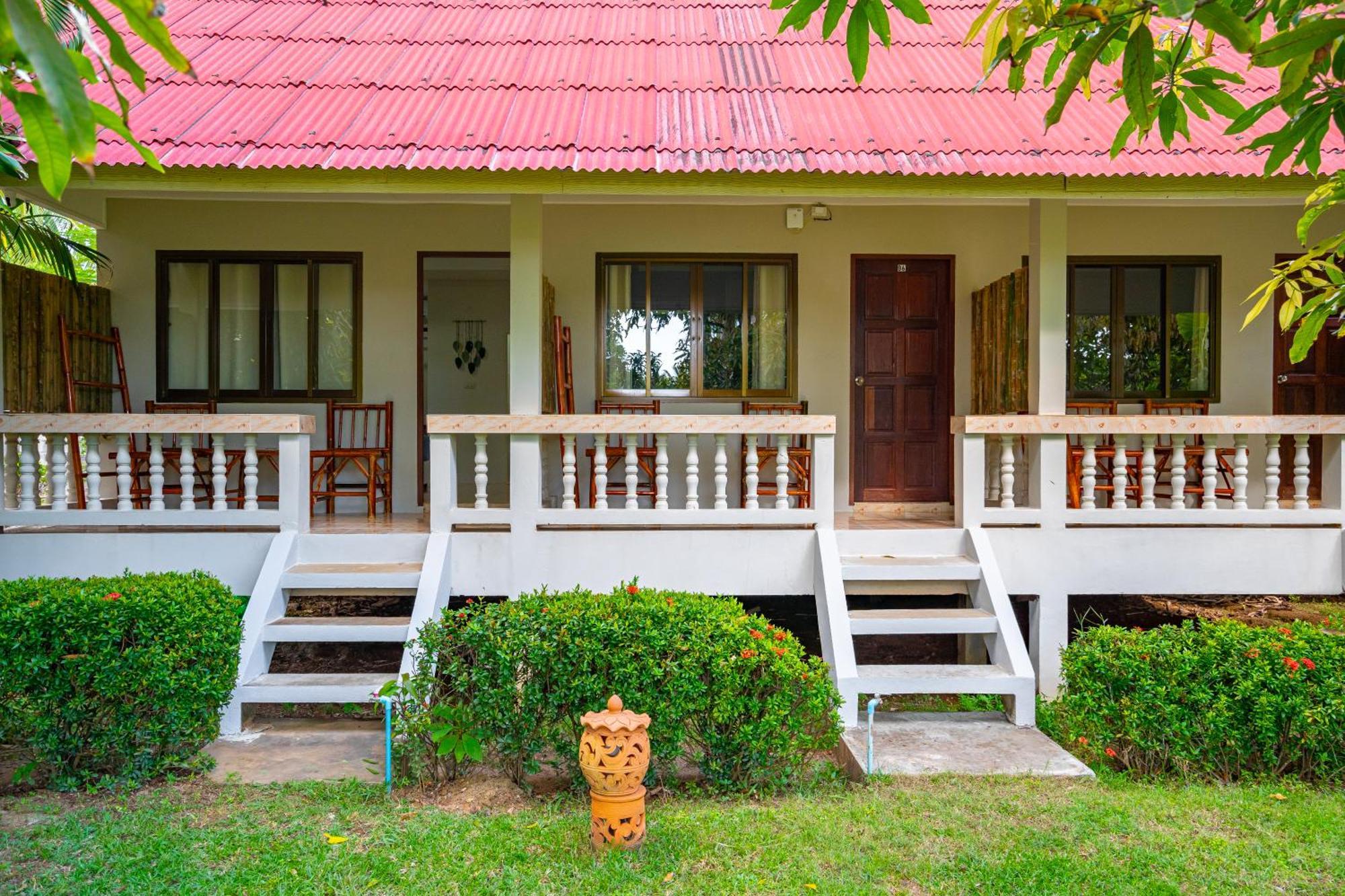 Lanta Beachfront Resort Ko Lanta Kültér fotó