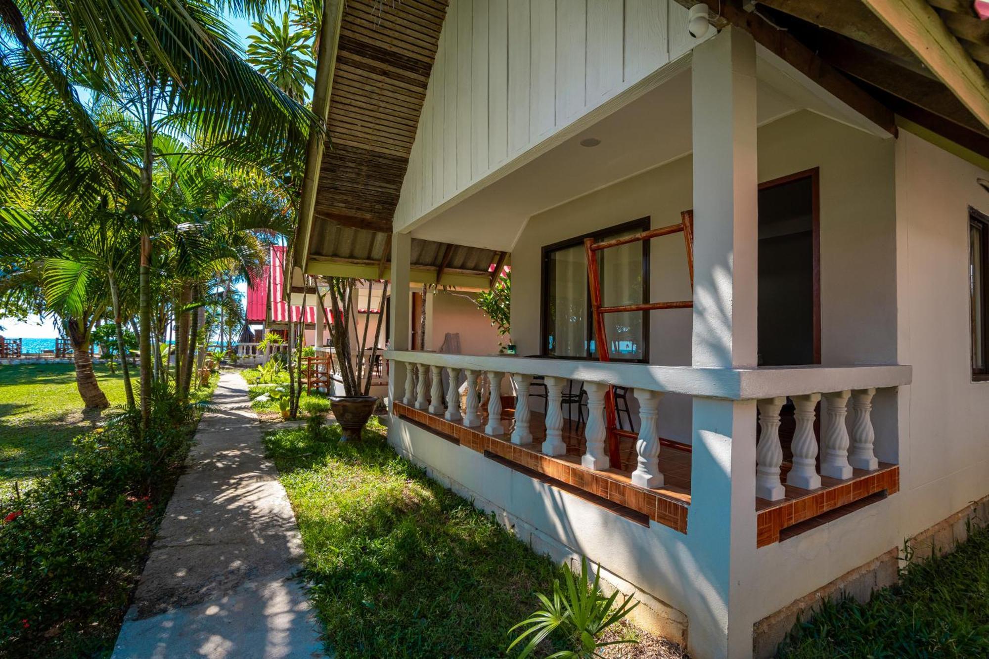 Lanta Beachfront Resort Ko Lanta Kültér fotó