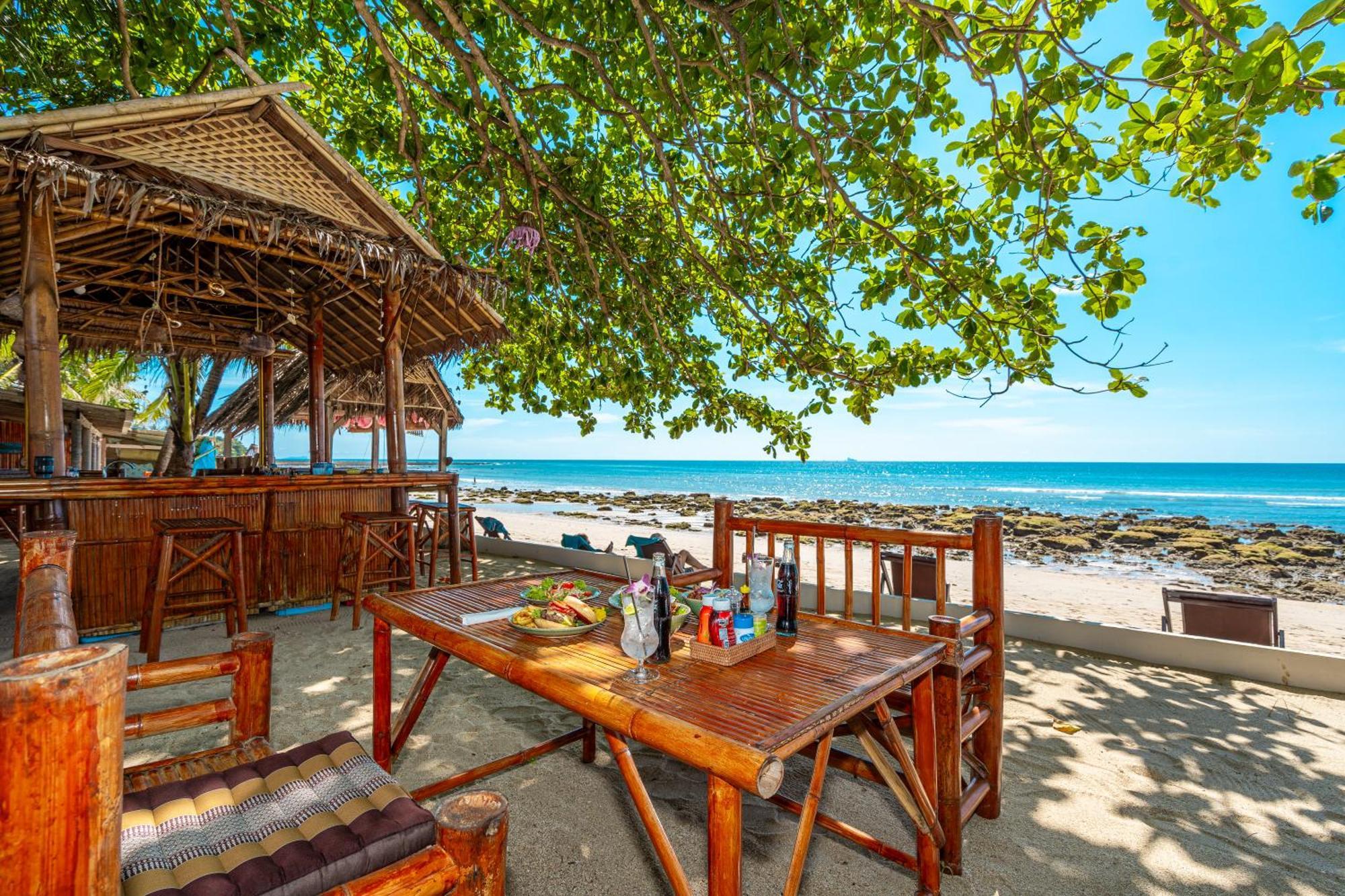 Lanta Beachfront Resort Ko Lanta Kültér fotó