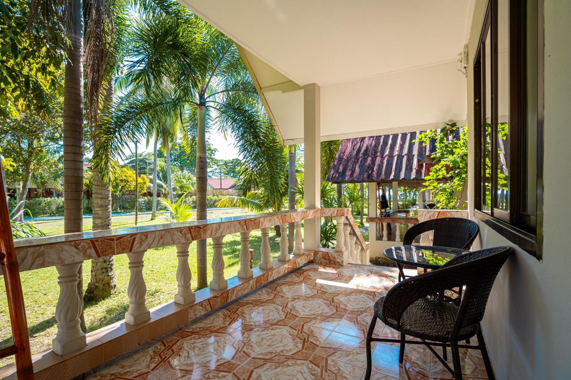 Lanta Beachfront Resort Ko Lanta Kültér fotó